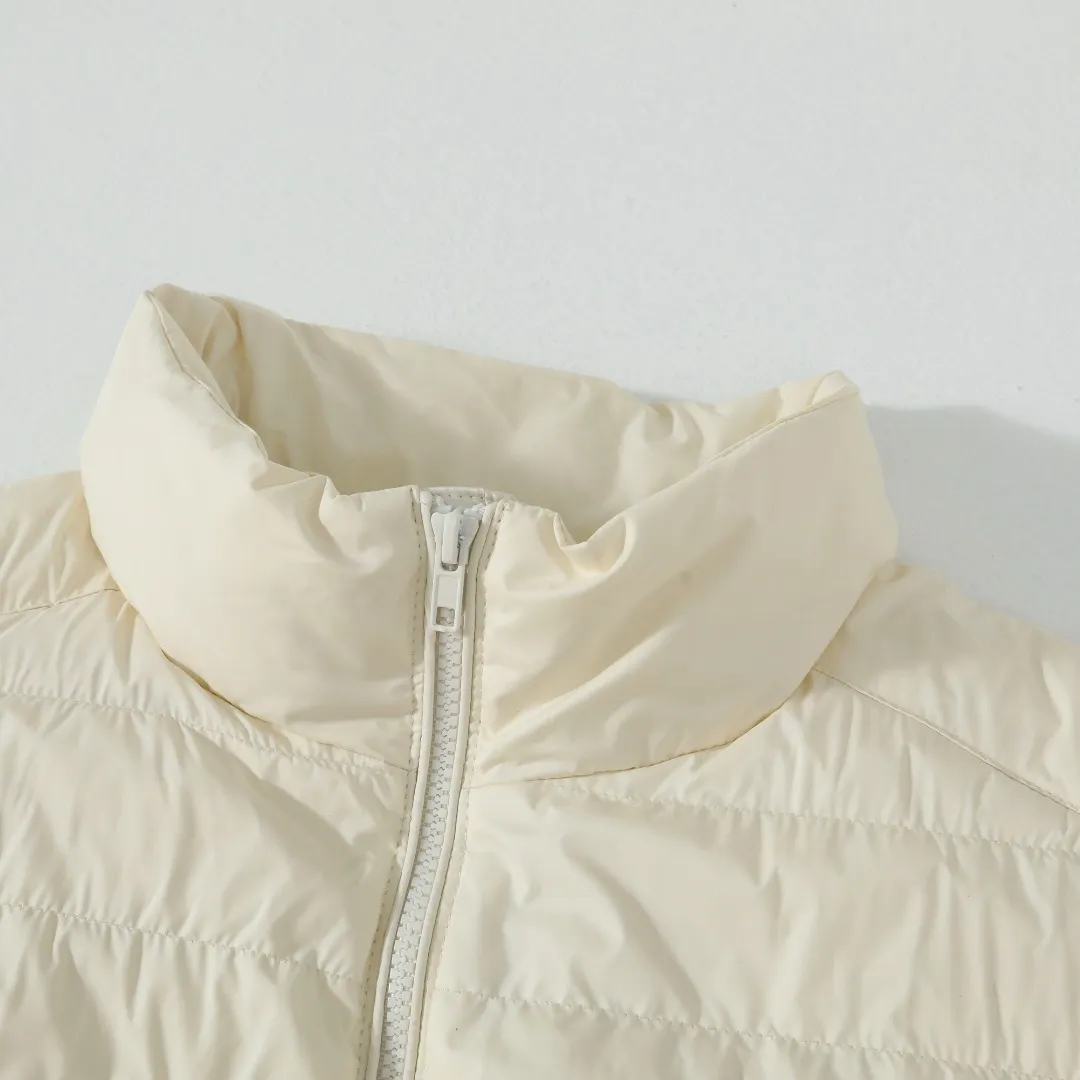 P370 #R55 Ralph Laura's classic thin down vest. The milky white color is really exciting at first sight. It's soft, waxy and white, instantly breaking the dullness of autumn and winter! Navy blue, retro college style soul, more special than black, more retro than white! It’s a bookish color! Pair it with a sweater or sweatshirt of the same color to complete the American retro feel! Classic, durable and elegant, it’s a style you can’t go wrong with if you close your eyes! The classic black cool and versatile king, the anchor of your wardrobe! Invincible slimming! Super versatile! The scheming version will look good on whoever wears it! Small sisters can wear it to show off their proportions without weighing them down ~ Even fat sisters can wear it with confidence, and the effect of hiding body fat is great! The inside is also very durable: 90% high-quality white duck down, 150g filling, the key is to be light and warm! It’s not burdensome to wear at all~ The inside is also treated with anti-slip velvet treatment, and the details are perfect! The classic pony logo is the finishing touch and adds a sense of sophistication. This winter, it can really make you warm and beautiful!  Color: Creamy White Black Navy Size: S M L XL Length: 63 64 65 66 Bust: 110 114 118 122 Shoulder Width: 41 42 43 44